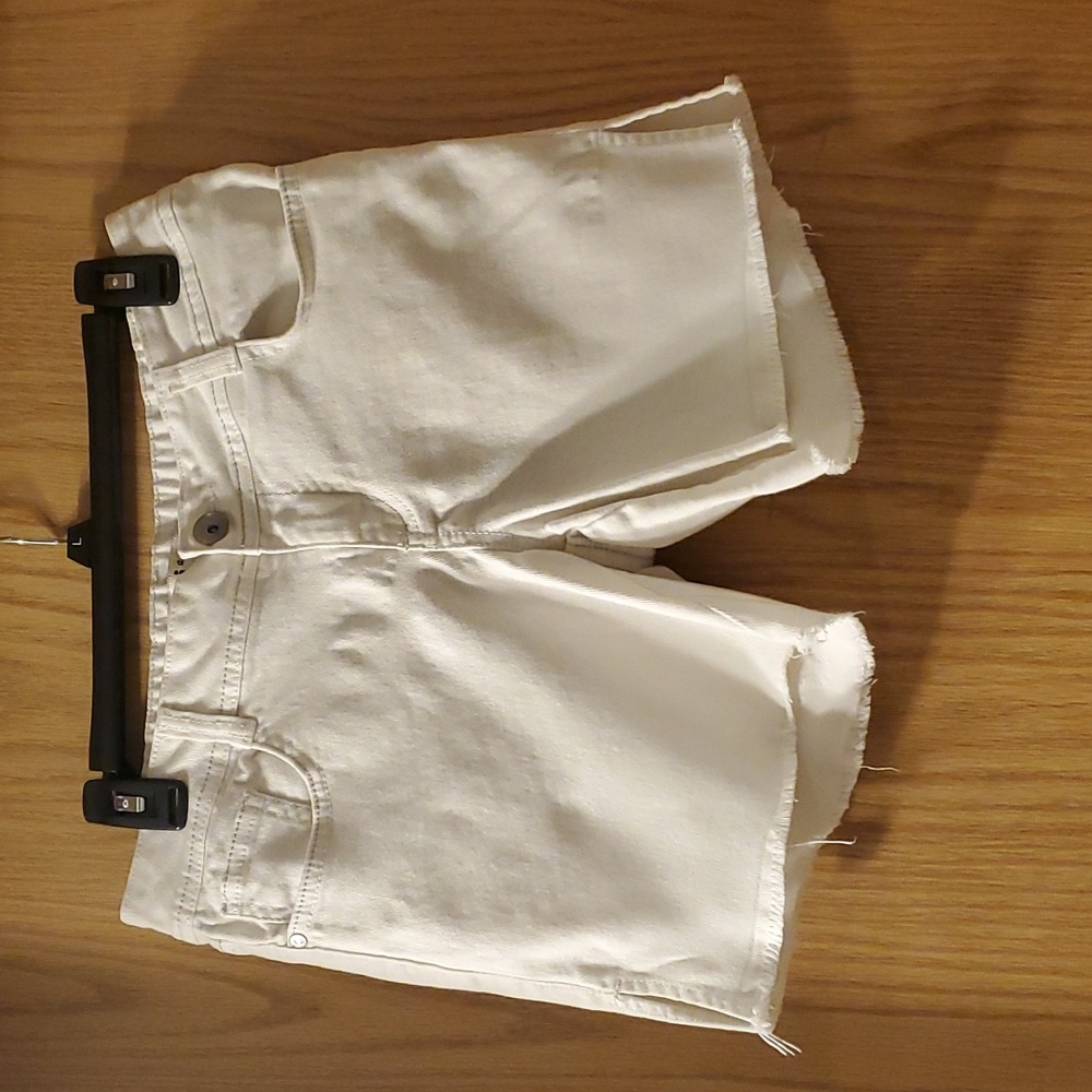L.e.i Ashley Lowrise Bermuda Shorts; White; Junior Size 9
